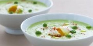 Creme de petits pois a l-echalote, oeuf de caille poche