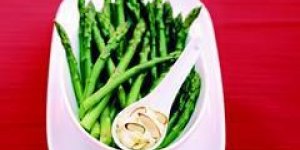 Asperges a la vapeur aioli, amandes et oranges