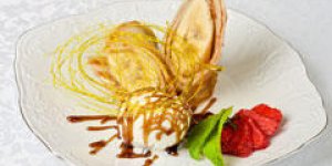 Pancakes et bananes caramelisees