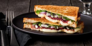 Croque Maroilles au bœuf, roquette et echalotes 