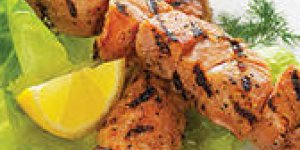 Brochettes de saumon au lard
