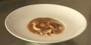 Gratin de peche au jus de framboise et calisson d-Aix en Provence