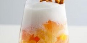 Nage d-agrumes, emulsion de champagne, tuile geante aux amandes