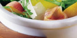 Salade de roquette, peches et jambon