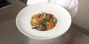 Nouilles sautees au boeuf, coriandre, gingembre et petits legumes