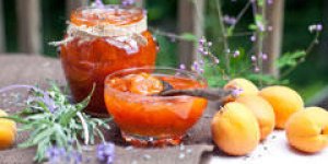 Compote d-abricots a la poudre d-amande