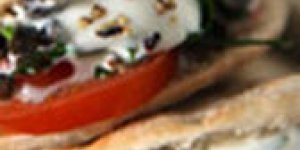 Mini-Pita aux tomates cerise et sauce yaourt a la menthe