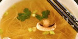 Potage aux crevettes et poulet a la chinoise