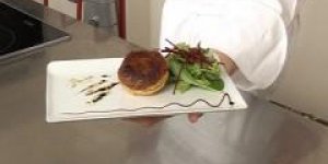 Tourtiere de foie gras, champignons et chataignes, mesclun de salade