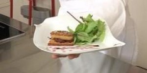 Foie gras sur pain d-epice, confit d-oignon rouge a la grenadine