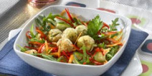 Salade craquante et boulettes de poisson