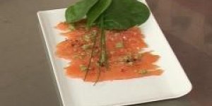 Carpaccio de saumon au citron vert et baies roses
