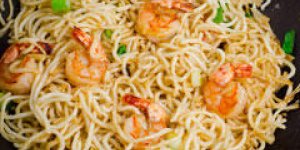 Crevettes et nouilles sautees au cafe de Jamaique