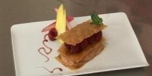 Millefeuille de filo caramelise a la rhubarbe et aux framboises