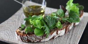 Tartine au caviar d’aubergines et mesclun