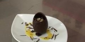 Oeuf en chocolat surprise, mousse mangue-passion