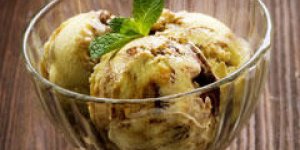Glace vanille brownie et eclats de caramel