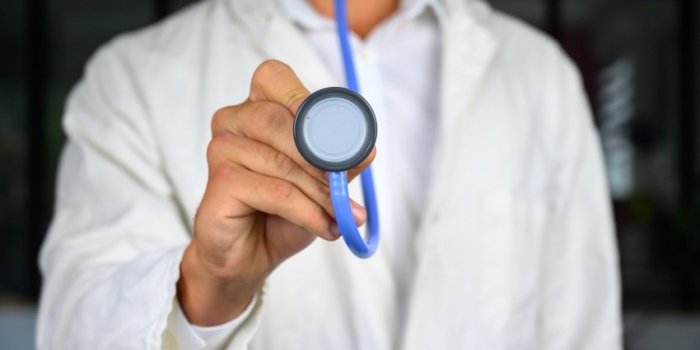 Quels sont les specialistes de sante pour lesquels les delais d-attente sont les plus longs ?