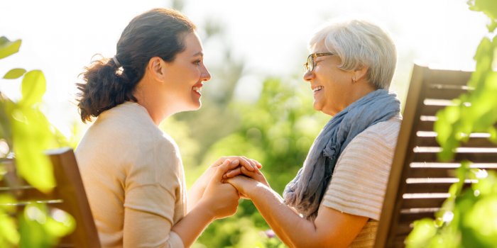 Seniors en ete : 7 gestes simples pour garder le lien !