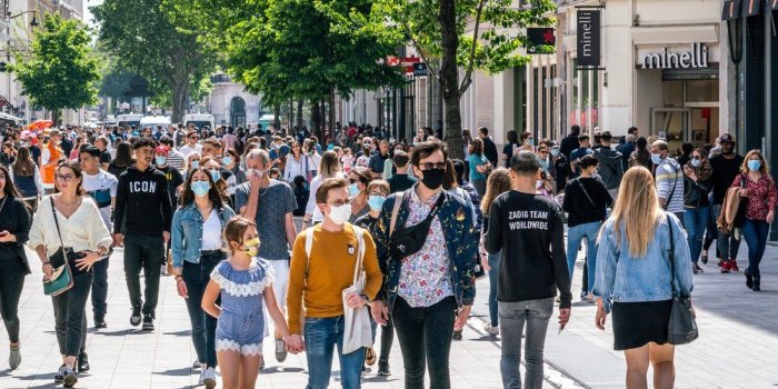 Covid-19 : les lieux qui devraient etre fermes selon un medecin