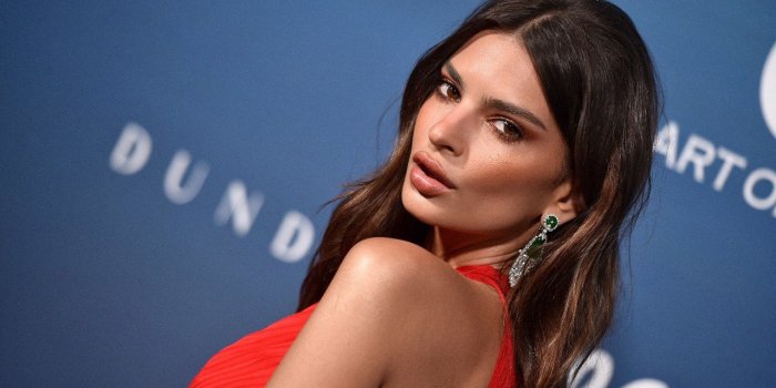 La mannequin Emily Ratajkowski devoile des photos de son accouchement
