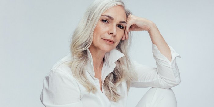 Cheveux blancs : comment eviter qu-ils jaunissent