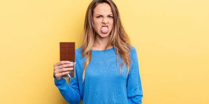 Gout metallique dans la bouche : quelles sont les causes possibles