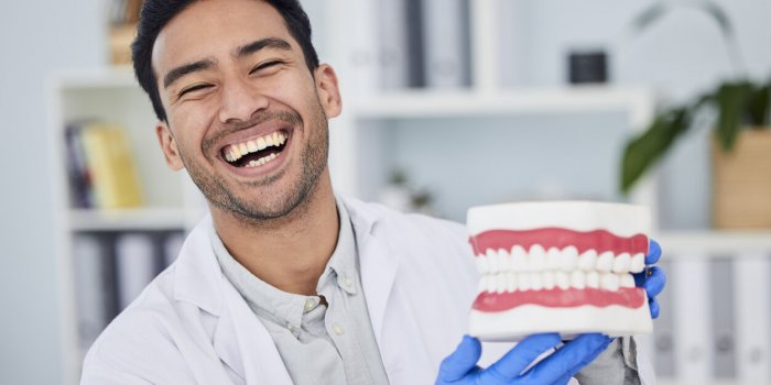 Hygiene bucco-dentaire : jet ou brossettes, quel est le mieux ? 