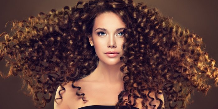 Les coupes qui subliment vos cheveux boucles