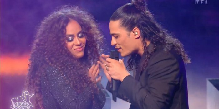 Amel Bent enceinte : elle devoile son baby bump aux NRJ Music Awards