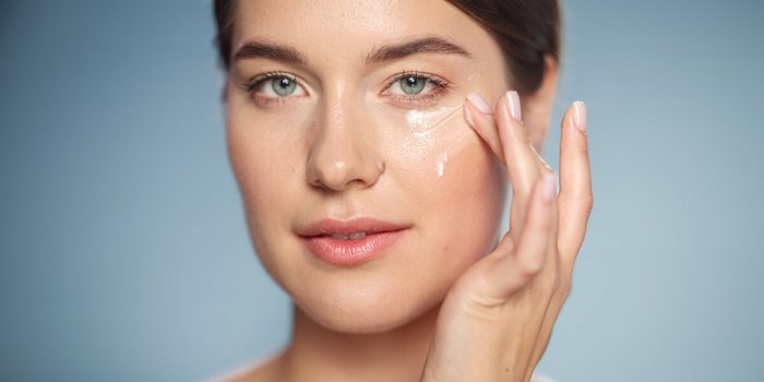 Poches sous les yeux : 7 astuces d’expertes pour s’en debarrasser