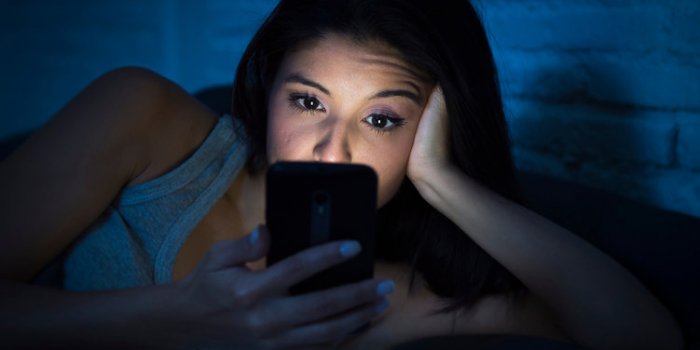 Cœur et sommeil : 5 erreurs a ne pas faire avec son telephone au lit
