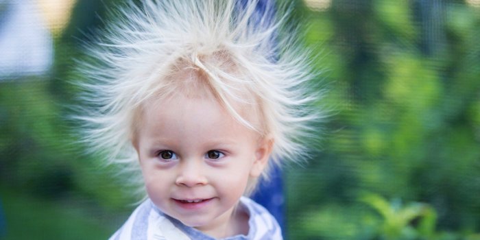 Maladie rare : cet enfant est atteint du “syndrome des cheveux incoiffables”