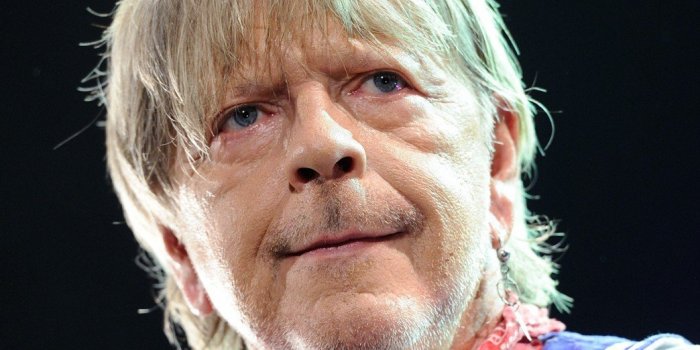 Renaud a nouveau hospitalise en raison d-un emphyseme pulmonaire