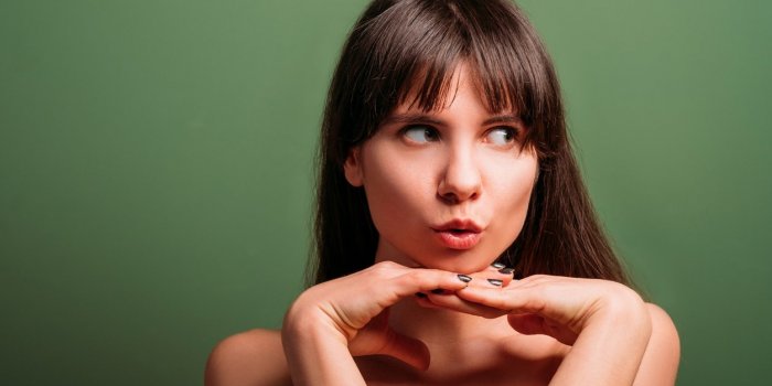 16 coiffures pour (enfin) oser la frange