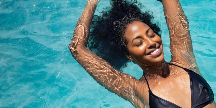 Cheveux : 6 precautions a prendre avant de se baigner