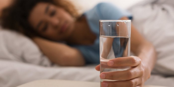 Vous vous reveillez avec une bouche seche ? Voici ce que cela peut signifier