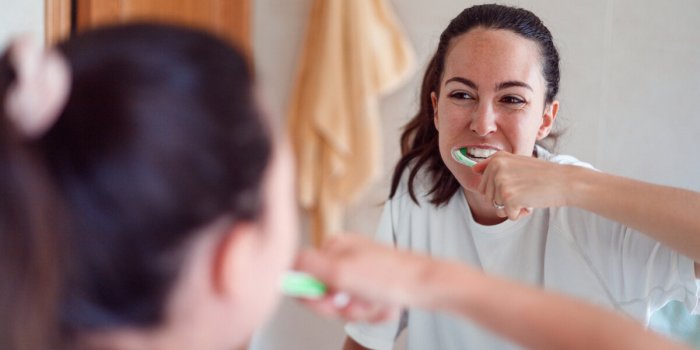 7 conseils de dentiste pour choisir son dentifrice apres 60 ans