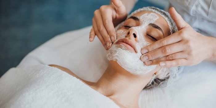 Gommage visage : les 5 etapes pour exfolier sa peau en douceur